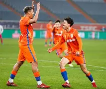 包含赛地聚焦：欧冠加时末段热度飙升，山东泰山迎来里程碑，悬念犹存，轮换策略成焦点的词条